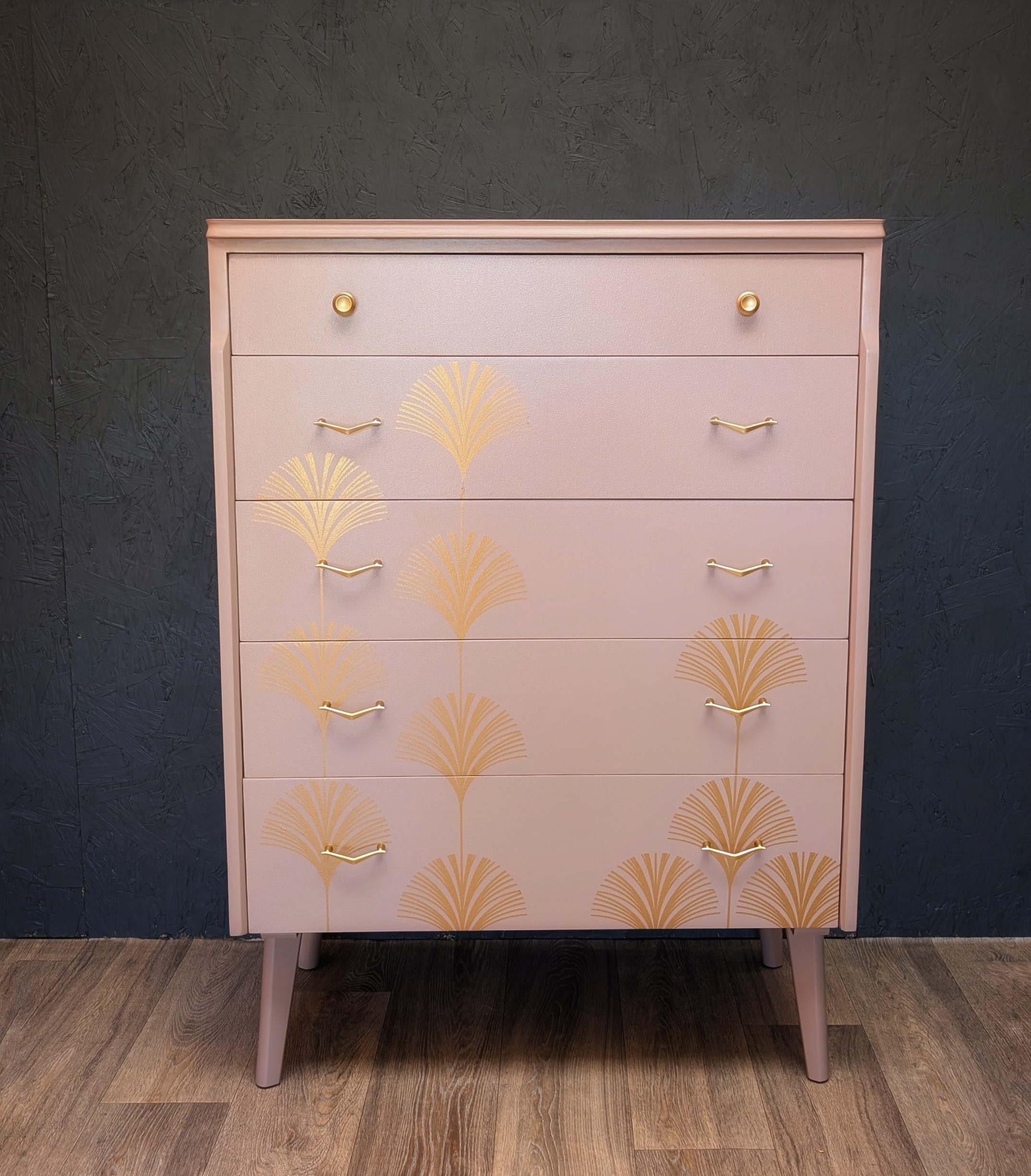 Mid Century chest of drawers in dusky pink - Image 5
