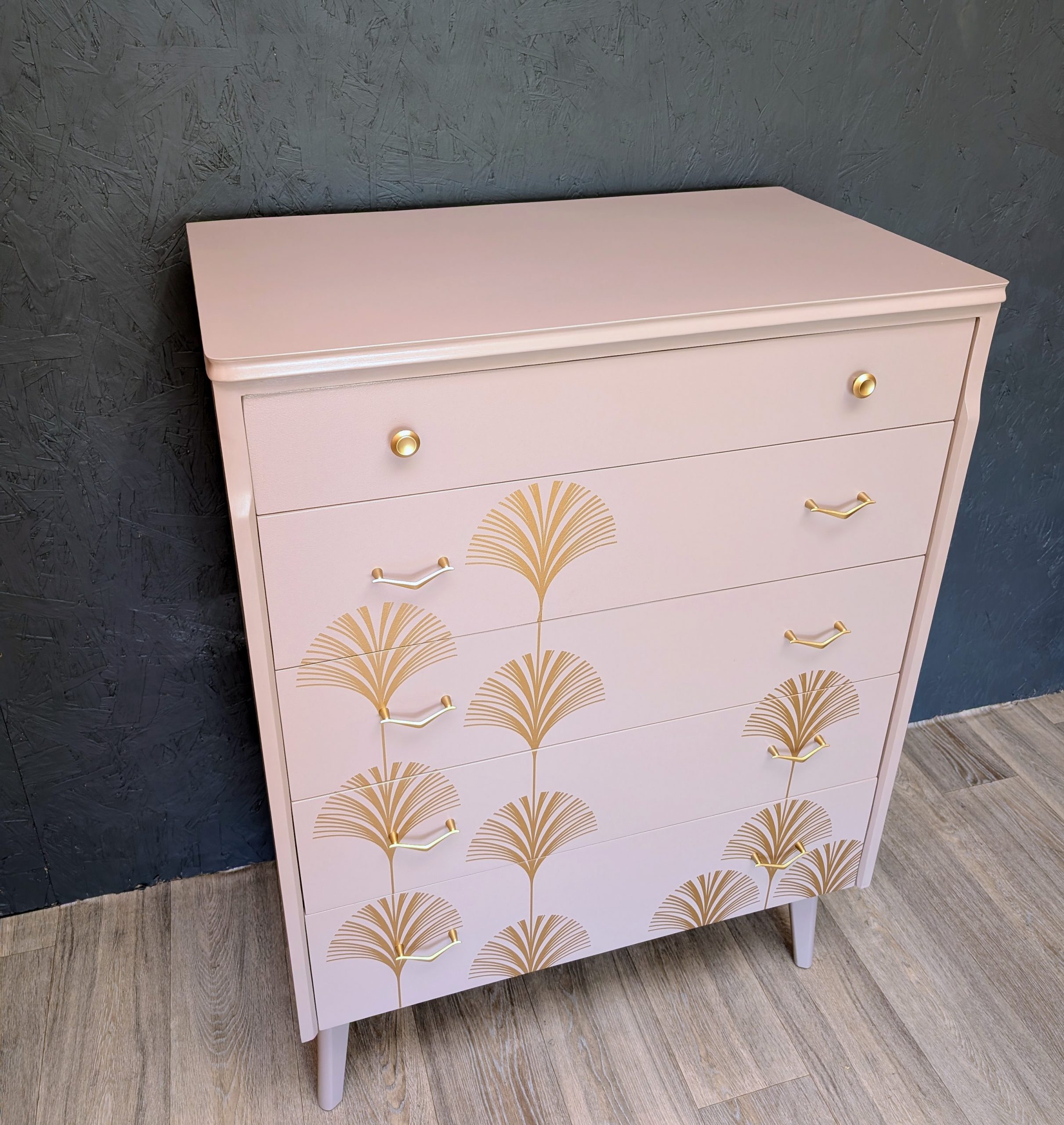Mid Century chest of drawers in dusky pink - Image 3