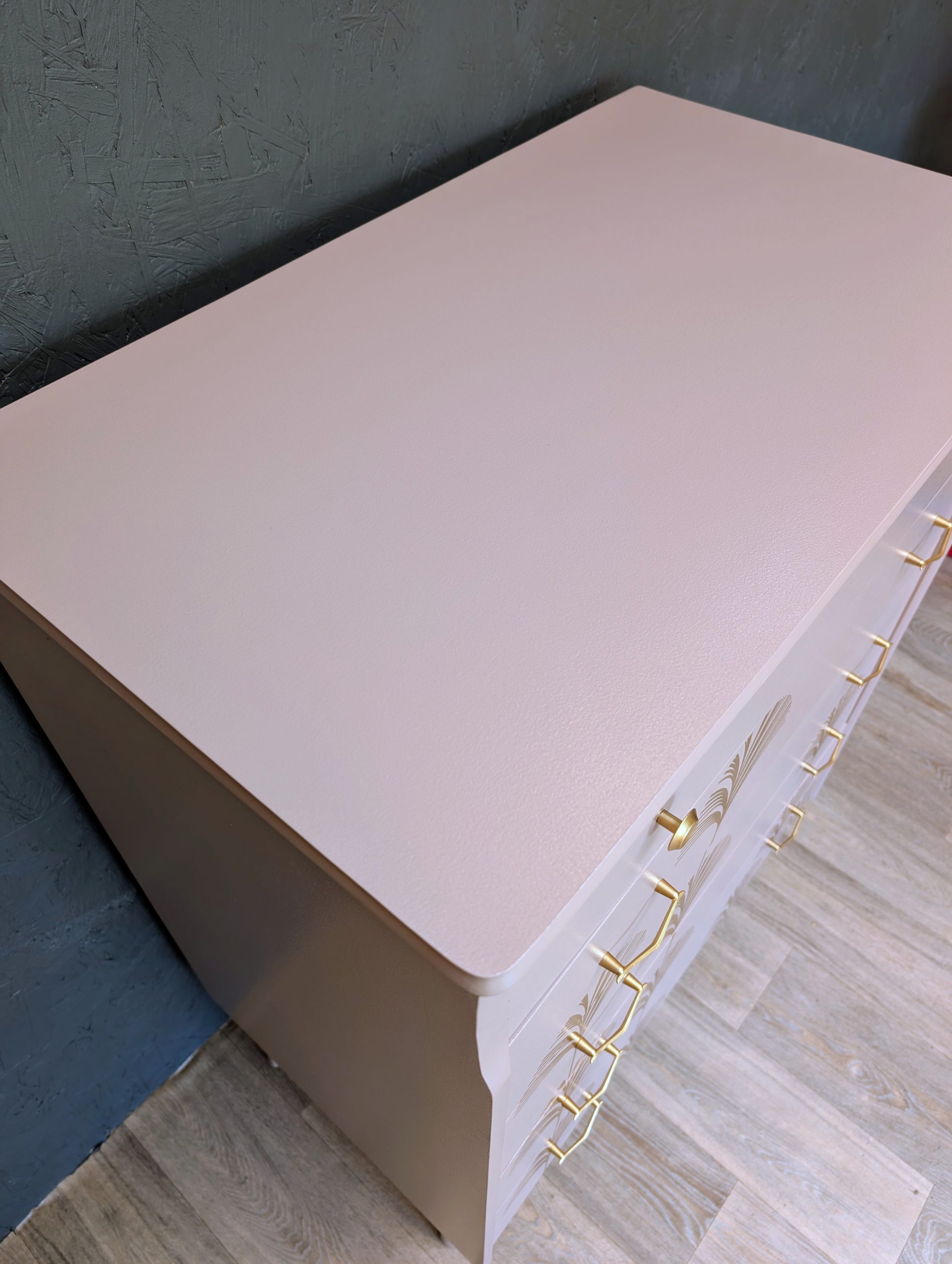 Mid Century chest of drawers in dusky pink - Image 8