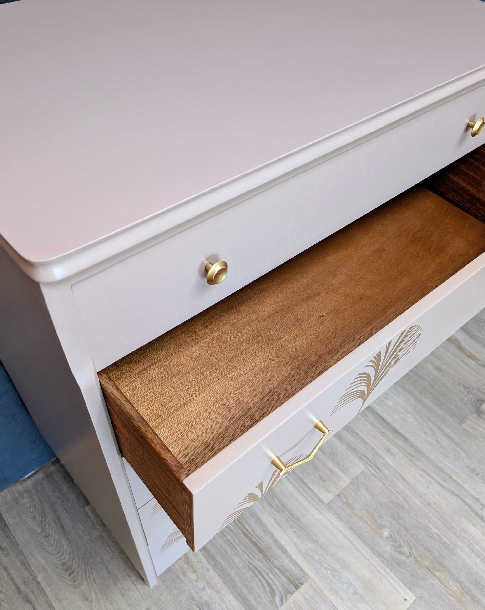 Mid Century chest of drawers in dusky pink - Image 9