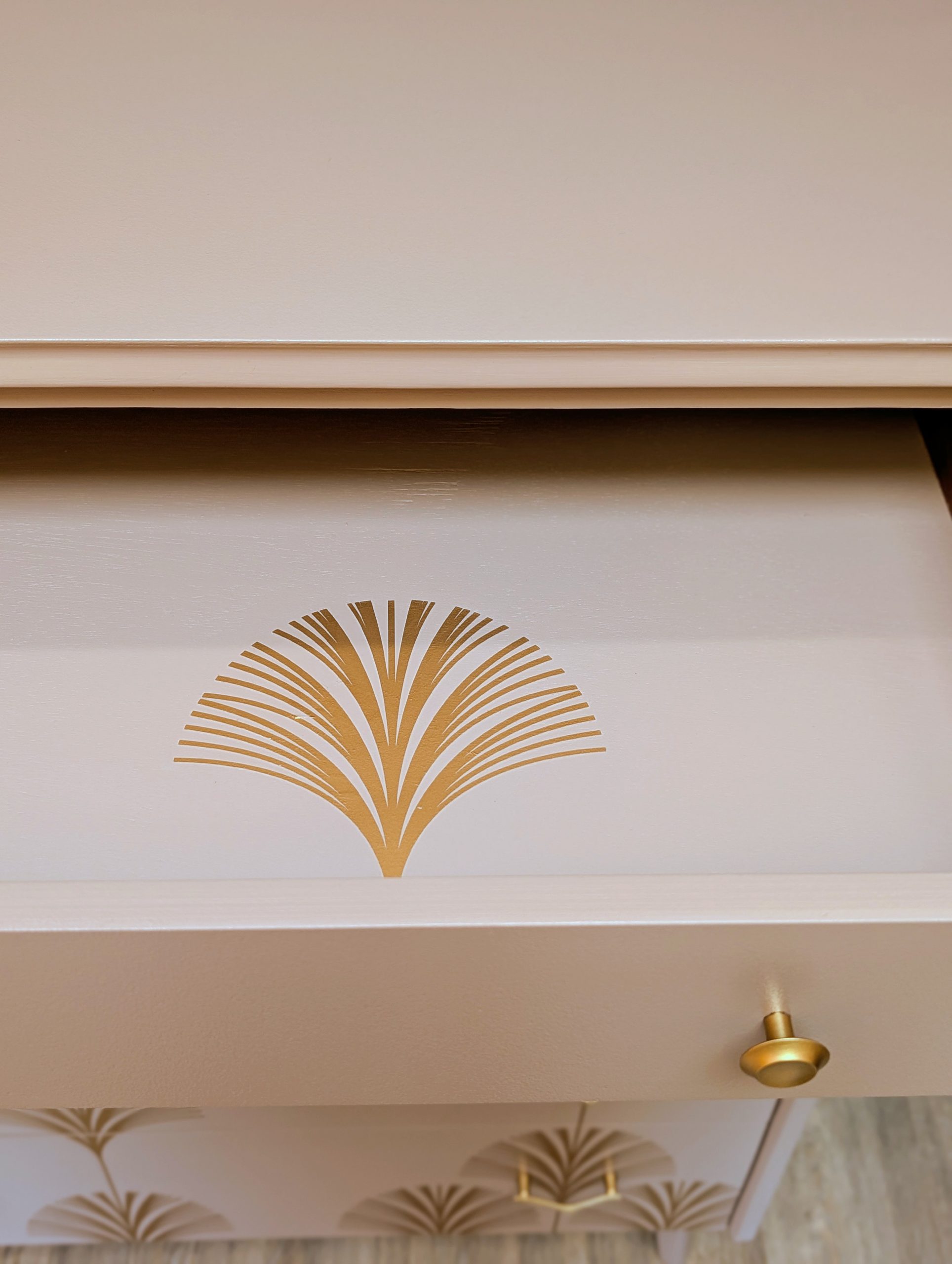 Mid Century chest of drawers in dusky pink - Image 10