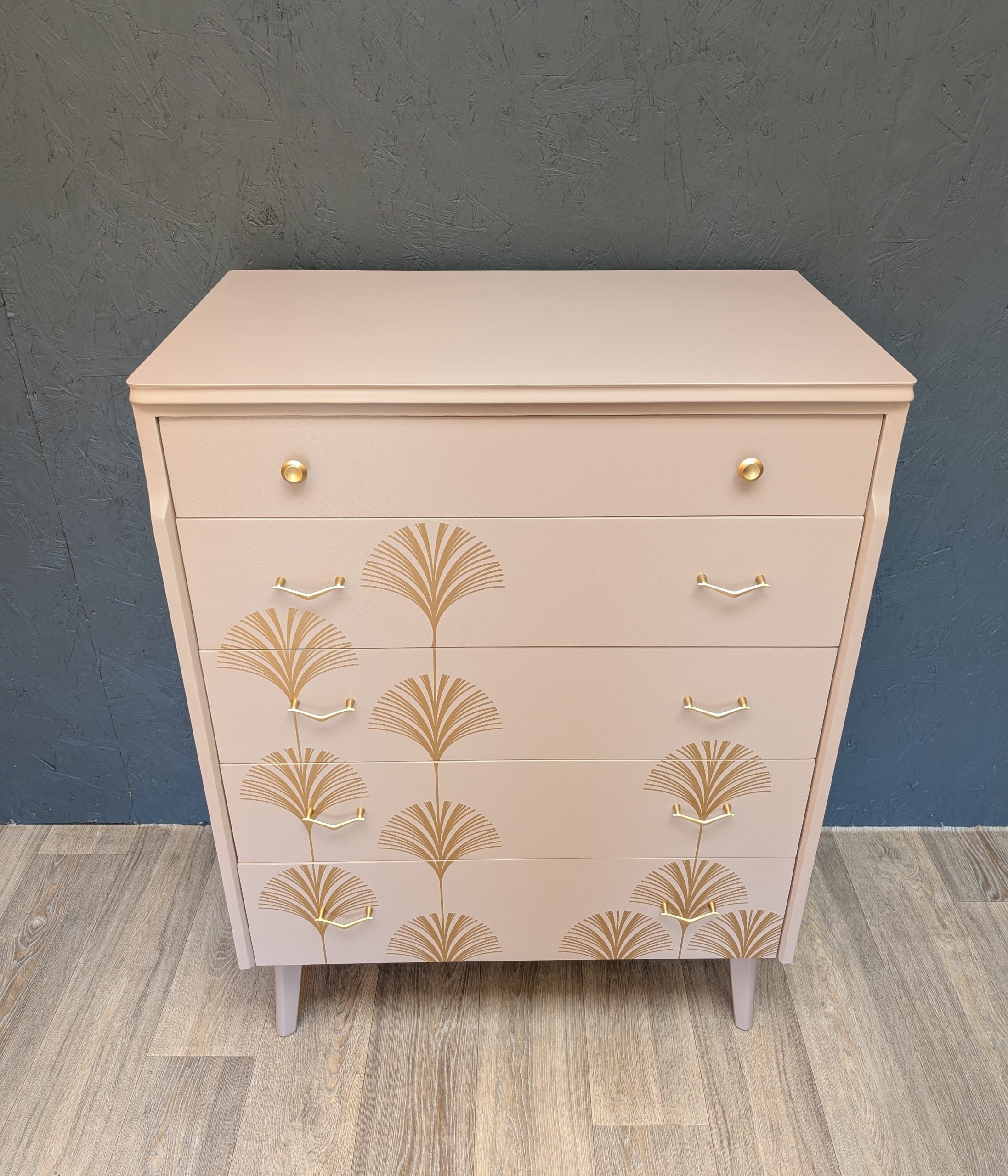 Mid Century chest of drawers in dusky pink - Image 4
