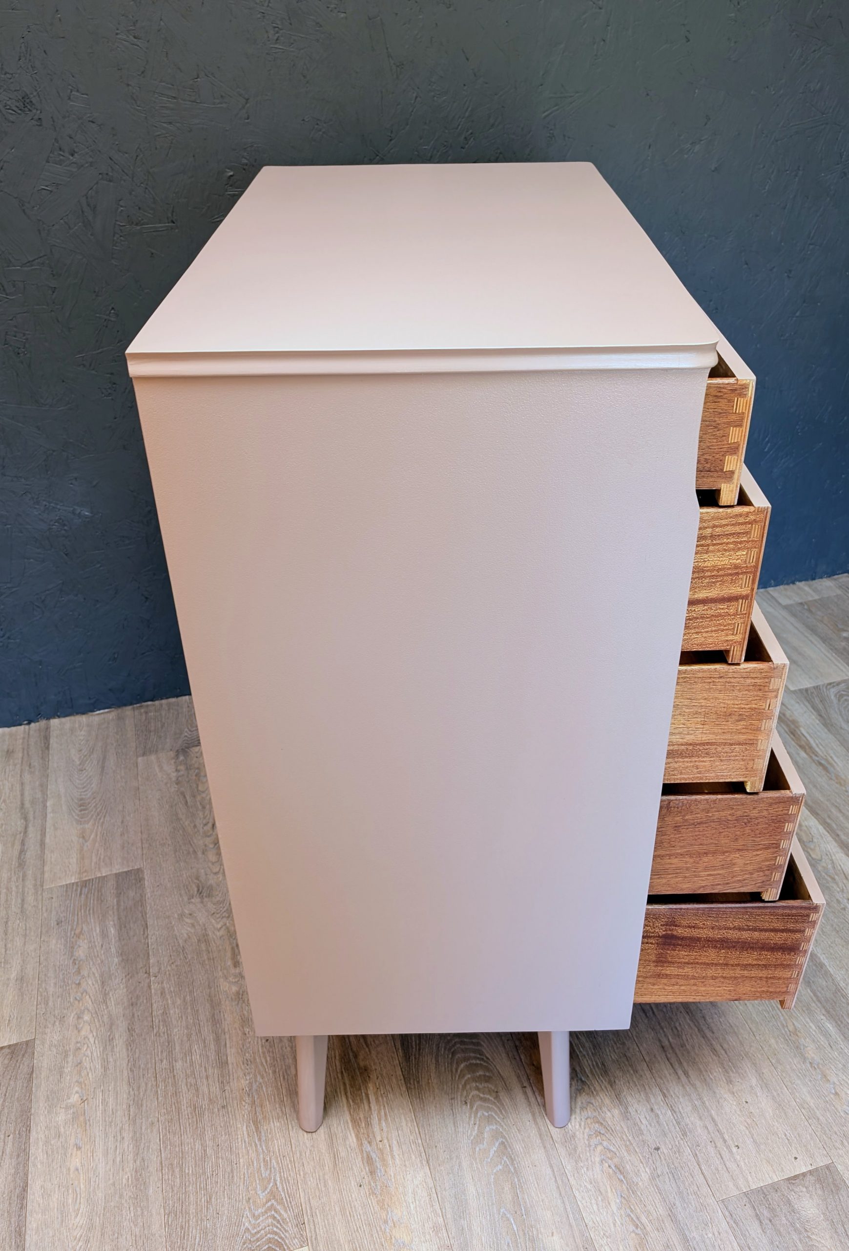 Mid Century chest of drawers in dusky pink - Image 13